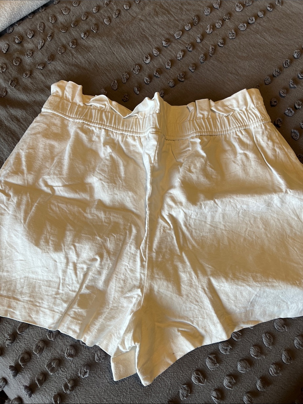 Express Cream High-Waist Ruffle Elastic Shorts - Picture 2 of 3